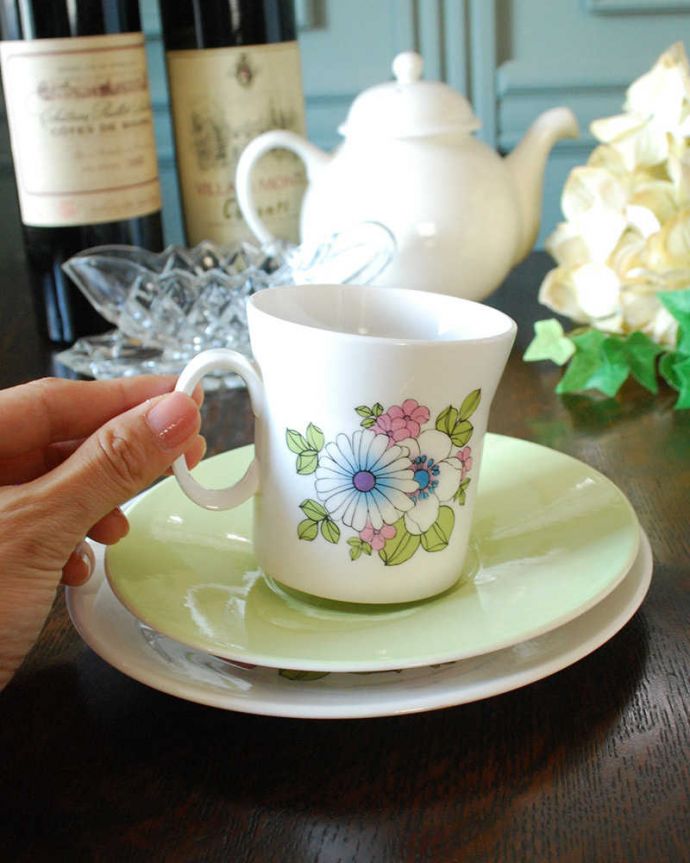 アンティーク 陶磁器の雑貨　アンティーク雑貨　明るいお花模様のアンティーク、アンジェリークのトリオ。お茶の時間をもっと優雅に･･･眺めているだけじゃもったいないので、実用的に使って下さい。(k-2267-z)