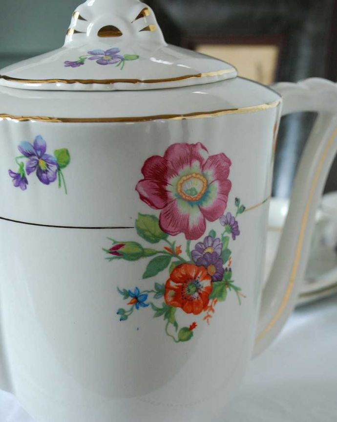 アンティーク 陶磁器の雑貨　アンティーク雑貨　イギリスの上品なお花柄のアンティークティーポット。優雅で、繊細で･･･大人な雰囲気を演出してくれます。(k-2268-z)