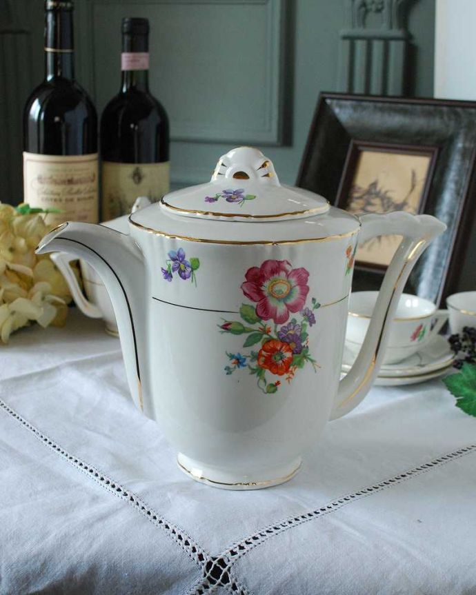 アンティーク 陶磁器の雑貨　アンティーク雑貨　イギリスの上品なお花柄のアンティークティーポット。お茶を入れるのにちょうど良い大きさです。(k-2268-z)