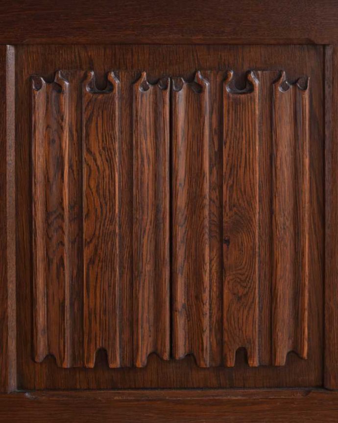 ブランケットボックス・収納ボックス　アンティーク家具　贅沢に彫りがたっぷり刻まれた、英国輸入のアンティークの木製コファ。繊細で美しい彫刻まだ機械がそんなに発達していない時代に、どうやって彫ったんでしょう･･･見事です。(k-2269-f)