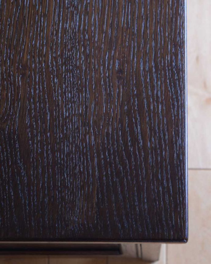ブランケットボックス・収納ボックス　アンティーク家具　贅沢に彫りがたっぷり刻まれた、英国輸入のアンティークの木製コファ。近くで見ると･･･テーブル代わりにも使えるコファ。(k-2269-f)