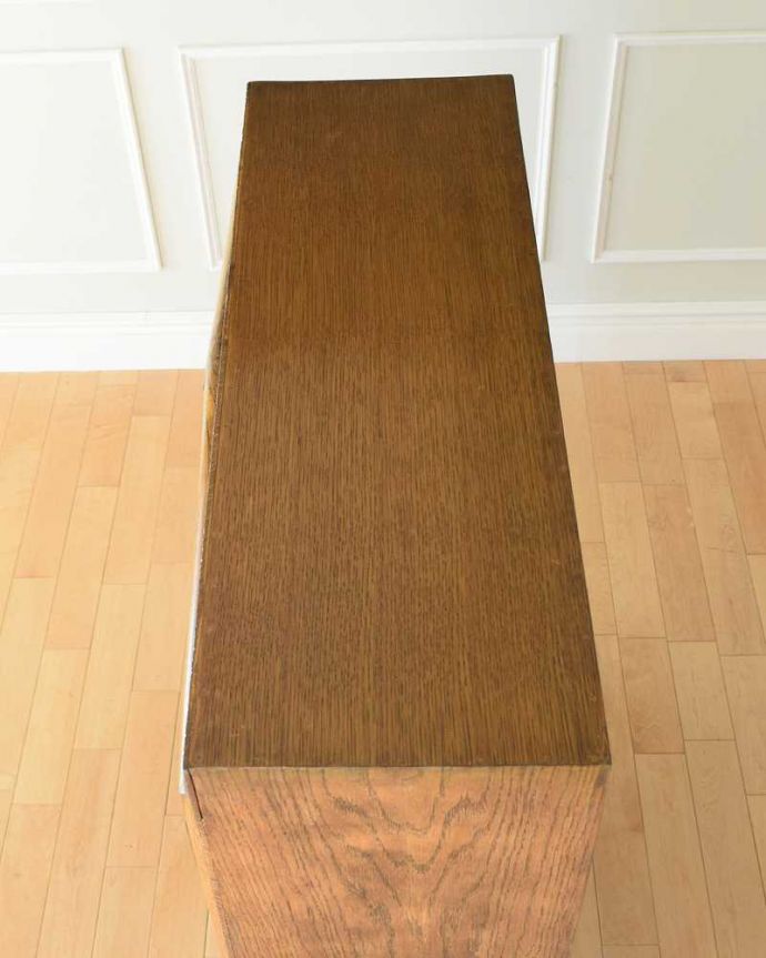 アンティークのキャビネット　アンティーク家具　重厚な脚とステンドグラス入りの英国のアンティークブックケース（本棚）。上から見てみると…家具の形はこんな感じです。(k-2273-f)