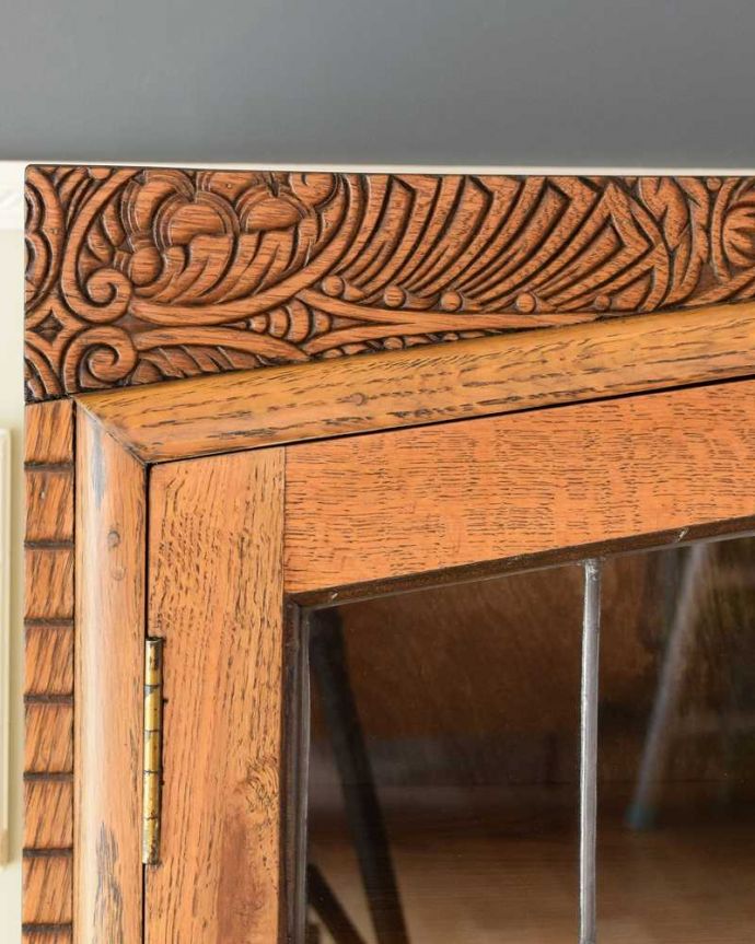 アンティークのキャビネット　アンティーク家具　重厚な脚とステンドグラス入りの英国のアンティークブックケース（本棚）。惚れ惚れしちゃう美しさこんなに堅い無垢材に一体どうやって彫ったんだろう？と不思議になるくらい細かい彫にうっとりです。(k-2273-f)