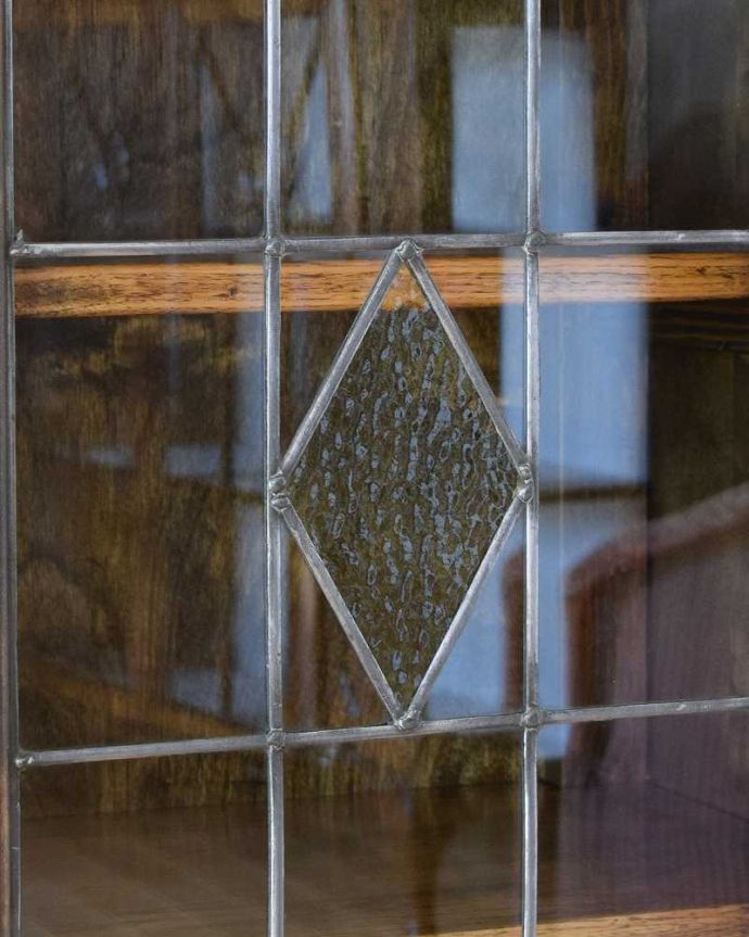 アンティークのキャビネット　アンティーク家具　重厚な脚とステンドグラス入りの英国のアンティークブックケース（本棚）。アンティークのガラスの美しさガラスも古いアンティークのステンドグラスは独特の雰囲気が魅力。(k-2273-f)