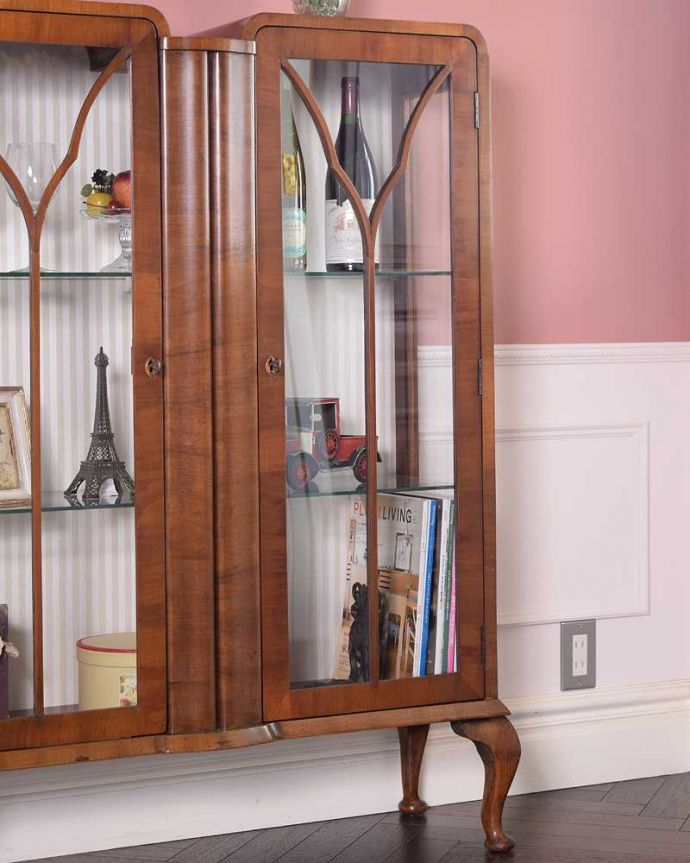 英国のアンティーク家具、猫脚が美しいガラスキャビネット（飾り棚）
