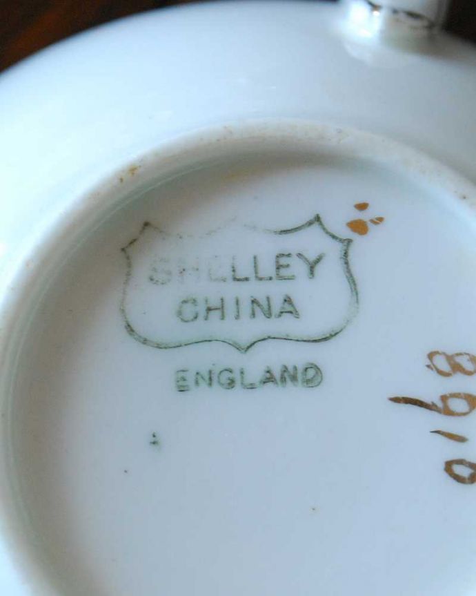 シェ―リー窯　アンティーク雑貨　可愛いお花模様のアンティーク　イギリスから届いたカップ＆ソーサー（Shelley/シェリー）。品質の証カップの裏にもシェリーのマークがありました。(k-2276-z)