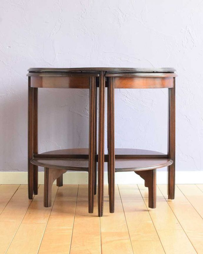アンティークのテーブル　アンティーク家具　５つのテーブルがセットになったネストテーブル、木目が美しい英国アンティーク家具。横から見てみると･･･お揃いの脚が5つがキレイに重なって、とっても美しい横顔。(k-2278-f)