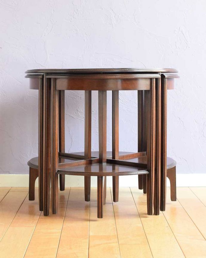 アンティークのテーブル　アンティーク家具　５つのテーブルがセットになったネストテーブル、木目が美しい英国アンティーク家具。見る角度によって見え方が違います。(k-2278-f)