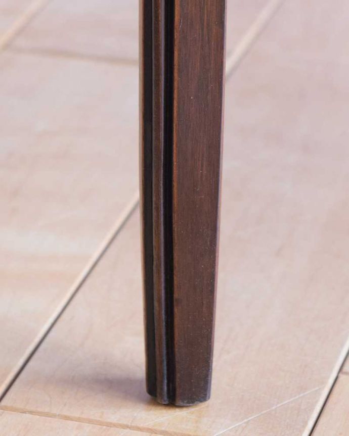 アンティークのテーブル　アンティーク家具　５つのテーブルがセットになったネストテーブル、木目が美しい英国アンティーク家具。持ち上げなくても移動できます！Handleのアンティークは、脚の裏にフェルトキーパーをお付けしていますので、床を滑らせてれば移動が簡単です。(k-2278-f)