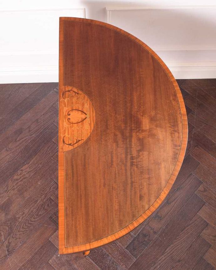 アンティークのテーブル　アンティーク家具　空間を彩るハーフムーンのアンティーク家具、象嵌が美しい棚付きのカードテーブル　。上から見ると何を置いても素敵に魅せてくれる力があります。(k-2279-f)