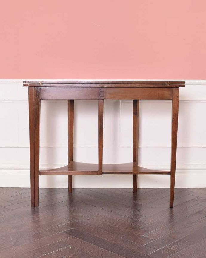 アンティークのテーブル　アンティーク家具　空間を彩るハーフムーンのアンティーク家具、象嵌が美しい棚付きのカードテーブル　。後ろ姿にも自信があります。(k-2279-f)