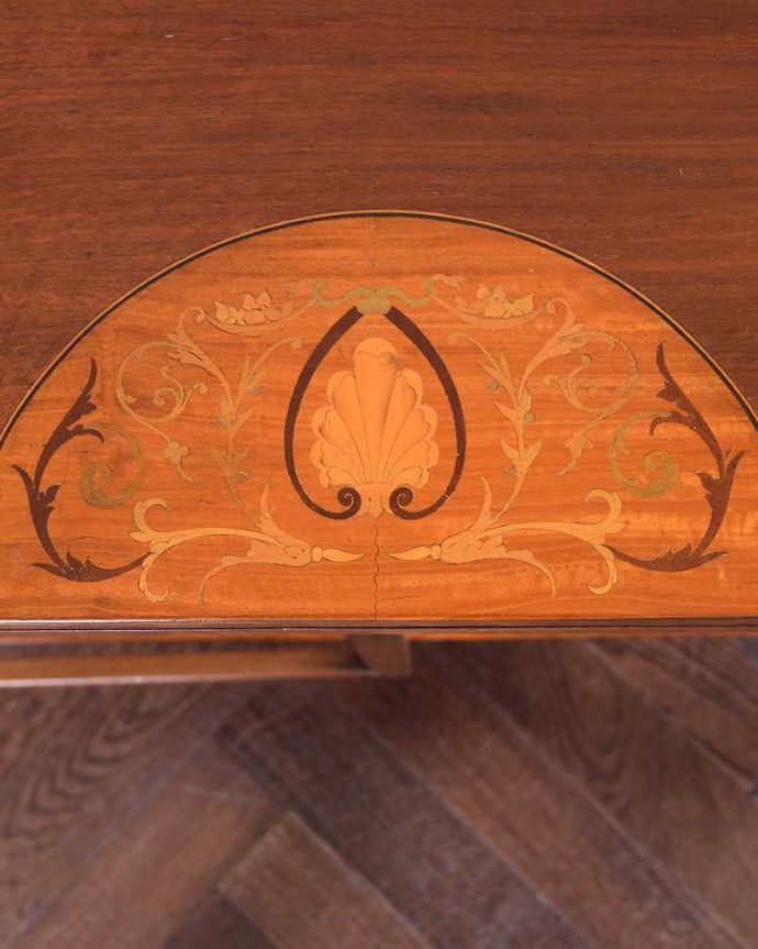 アンティークのテーブル　アンティーク家具　空間を彩るハーフムーンのアンティーク家具、象嵌が美しい棚付きのカードテーブル　。上品で美しい象嵌象嵌とは模様に沿って異なる木材を埋め込んで絵を描いたものなんです。(k-2279-f)