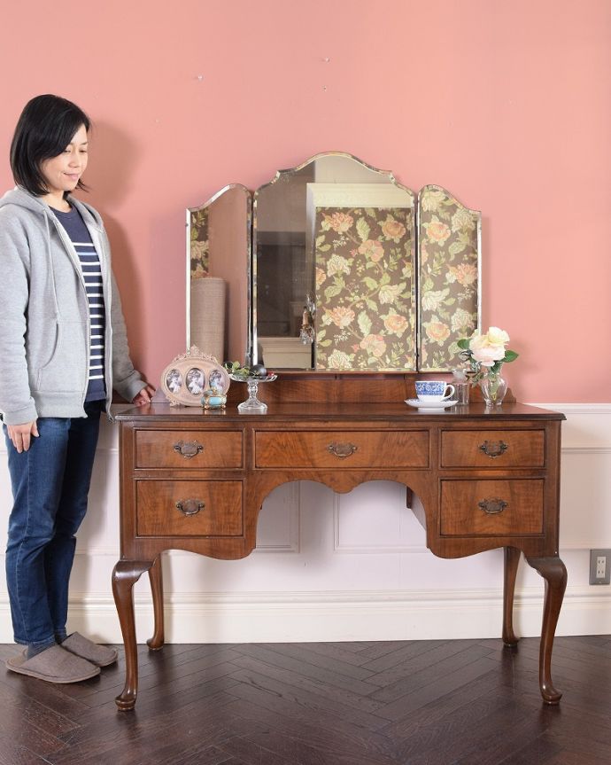 アンティークのドレッサー　アンティーク家具　三面鏡の大きなミラーでお部屋も広く明るく、英国のアンティークドレッシングテーブル(デスク)。大きな鏡を見る度に毎日が楽しくなるドレッシングチェストミラーが付いた女性のための家具ドレッシングチェスト。(k-2281-f)