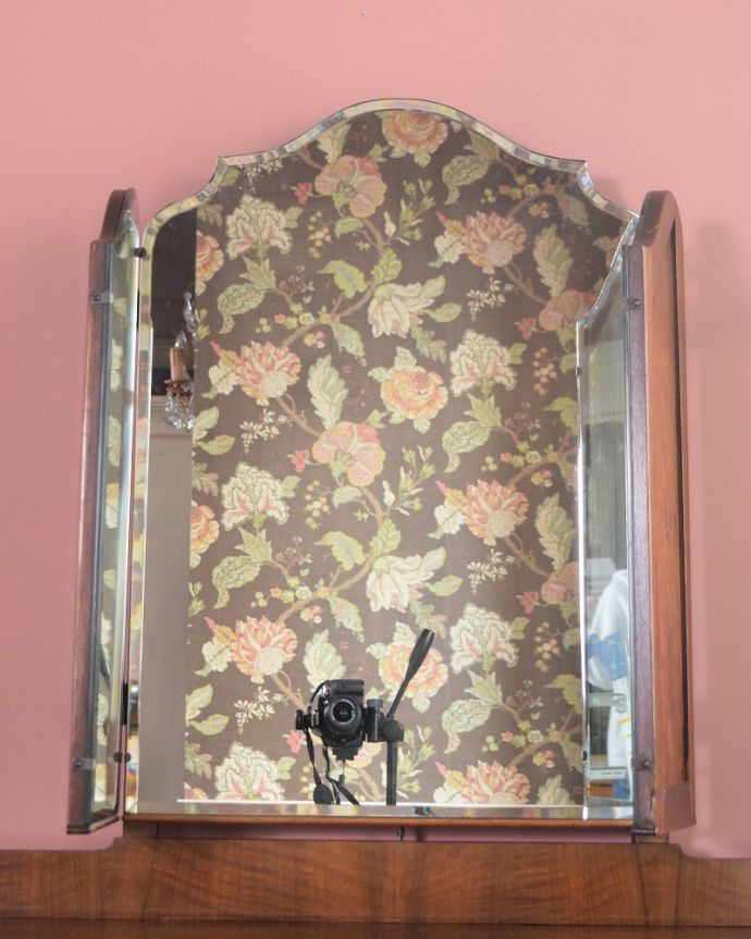 アンティークのドレッサー　アンティーク家具　三面鏡の大きなミラーでお部屋も広く明るく、英国のアンティークドレッシングテーブル(デスク)。女子が喜ぶ三面鏡！大きく、美しいカッティングのミラーです。(k-2281-f)