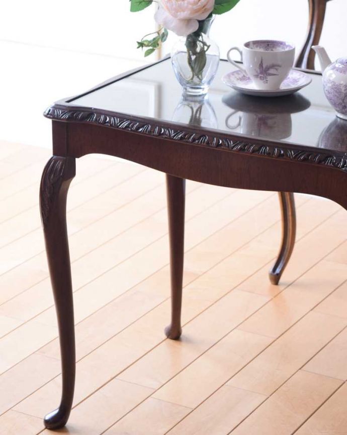 アンティークのテーブル　アンティーク家具　高級感漂うウォルナット材の英国アンティーク家具、ガラス天板のネストテーブル 。一緒でも、バラバラでも使い方は自由自在のアンティーク。(k-2282-f)