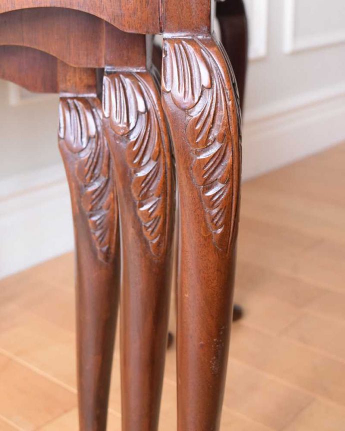 アンティークのテーブル　アンティーク家具　高級感漂うウォルナット材の英国アンティーク家具、ガラス天板のネストテーブル 。うっとりする美しさアンティークだから手に入る美しい彫。(k-2282-f)