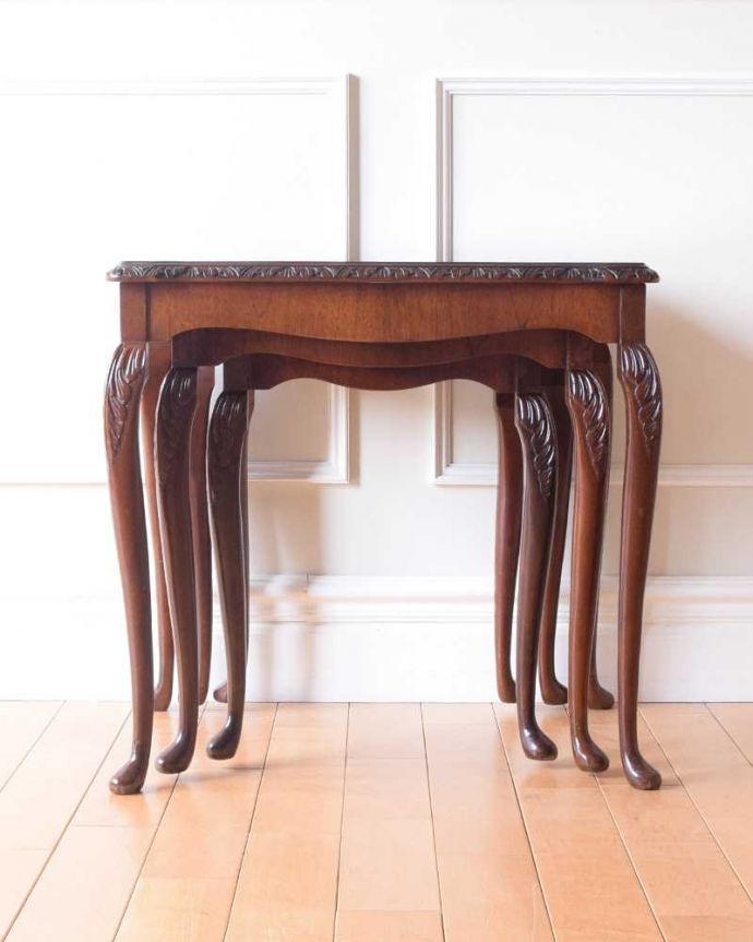 アンティークのテーブル　アンティーク家具　高級感漂うウォルナット材の英国アンティーク家具、ガラス天板のネストテーブル 。横から見てみると･･･お揃いの脚が3つがキレイに重なって、とっても美しい横顔。(k-2282-f)