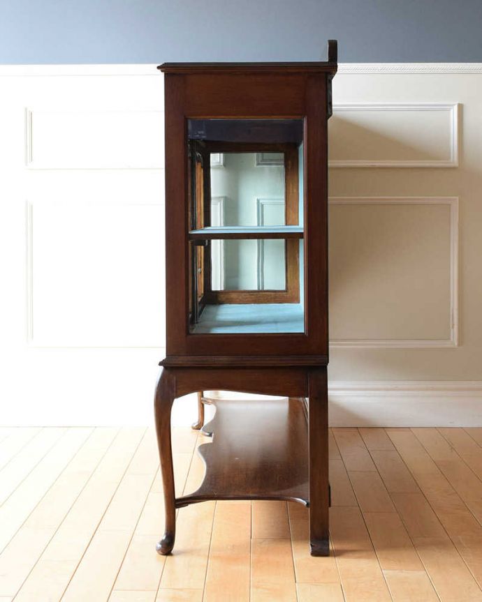 アンティークのキャビネット　アンティーク家具　豪華なアンティーク家具、イギリスで見つけた優雅なキャビネット（飾り棚） 。横から見ても素敵なんです三方向がガラスのキャビネット。(k-2285-f)