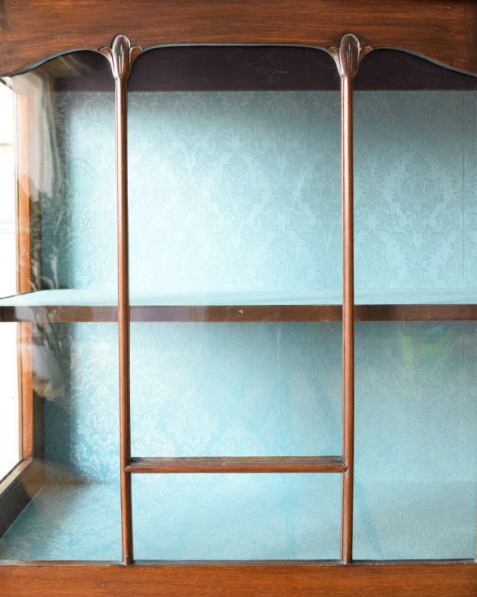 アンティークのキャビネット　アンティーク家具　豪華なアンティーク家具、イギリスで見つけた優雅なキャビネット（飾り棚） 。美しい装飾にうっとり…ガラス面の装飾が上品なアクセントに。(k-2285-f)