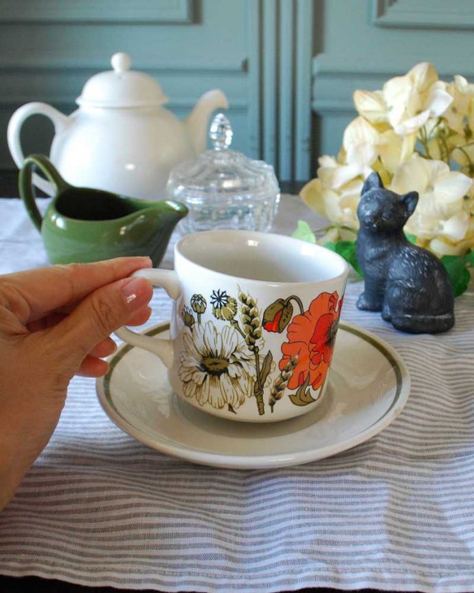 アンティーク 陶磁器の雑貨　アンティーク雑貨　J&G Meakin社のレトロなアンティークカップ＆ソーサー。お茶の時間をもっと優雅に･･･眺めているだけじゃもったいないので、実用的に使って下さい。(k-2285-z)
