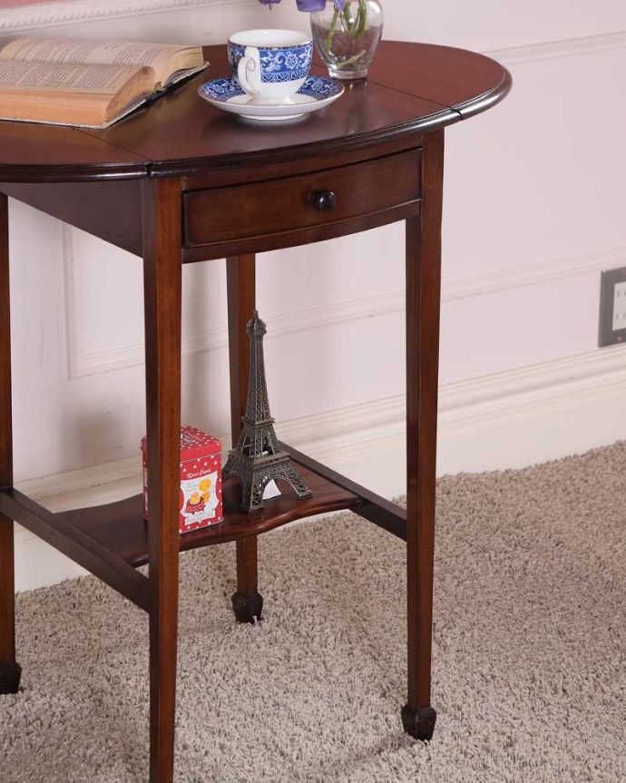 アンティークのテーブル　アンティーク家具　イギリスのアンティーク家具、引き出し付きの伸張式オケージョナルテーブル（バタフライテーブル）。上品で優雅な立ち姿のテーブル凛とした雰囲気が漂うアンティークらしい立ち姿のテーブル。(k-2288-f)