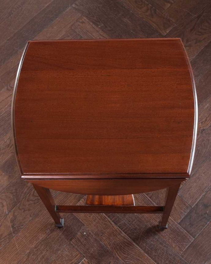 アンティークのテーブル　アンティーク家具　イギリスのアンティーク家具、引き出し付きの伸張式オケージョナルテーブル（バタフライテーブル）。畳むとこんなにスリムなサイズリーフを閉じた状態のテーブルを上から見るとこんな感じ。(k-2288-f)