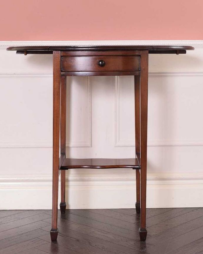 アンティークのテーブル　アンティーク家具　イギリスのアンティーク家具、引き出し付きの伸張式オケージョナルテーブル（バタフライテーブル）。両方開いたらこんな感じ開いても閉じても、自由に使える便利さが魅力です。(k-2288-f)