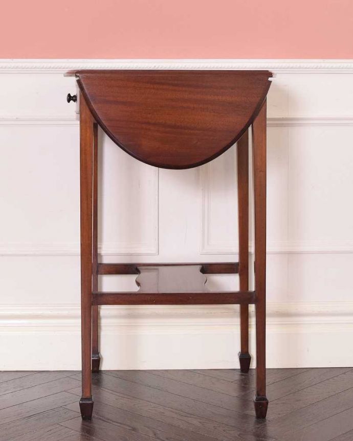 アンティークのテーブル　アンティーク家具　イギリスのアンティーク家具、引き出し付きの伸張式オケージョナルテーブル（バタフライテーブル）。クルッと回転。(k-2288-f)