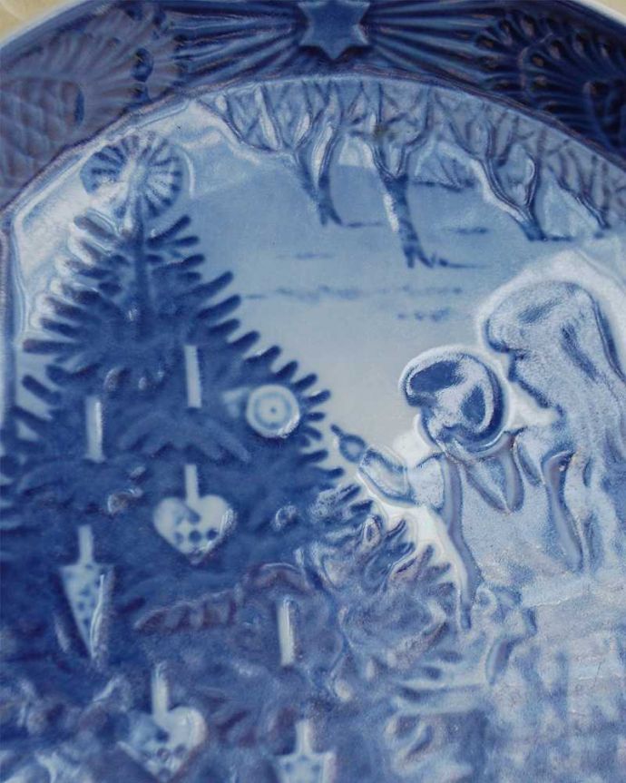 アンティーク 陶磁器の雑貨　アンティーク雑貨　1981年ロイヤルコペンハーゲンのクリスマスイヤープレート（クリスマスツリーに見とれて）。独特の製法で作られているので、濃淡が美しいです。(k-2289-z)