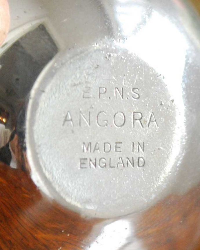 アンティーク 真鍮の雑貨　アンティーク雑貨　英国の銀雑貨、スタンド付きの調味料入れ３点セット（アンティークシルバー）。「E.P.N.S.」は「Electroplated Nickel Silver」の略でニッケルシルバーに銀などをメッキしたものを指します。(k-2291-z)