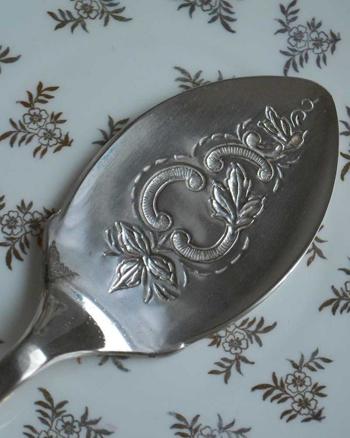 アンティーク 真鍮の雑貨　アンティーク雑貨　英国からの銀食器、装飾が美しいアンティークのケーキサーバー。アンティークなので多少のキズ・汚れがある場合があります。(k-2292-z)