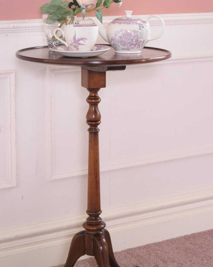 アンティークのテーブル　アンティーク家具　脚の先まで美しいイギリスで見つけたアンティークティーテーブル　。小さくてもアンティークの気品タップリ。(k-2293-f)