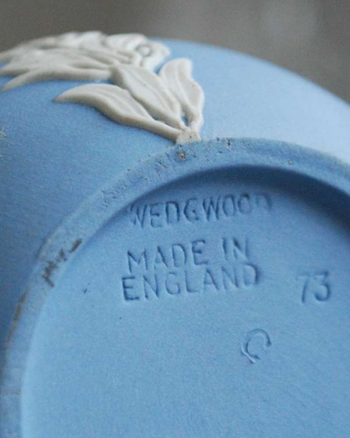 アンティーク 陶磁器の雑貨　アンティーク雑貨　ブルーのアンティークジャスパーウェア、Wedgwoodの１輪挿し。裏面にはロゴが刻まれています。(k-2293-z)