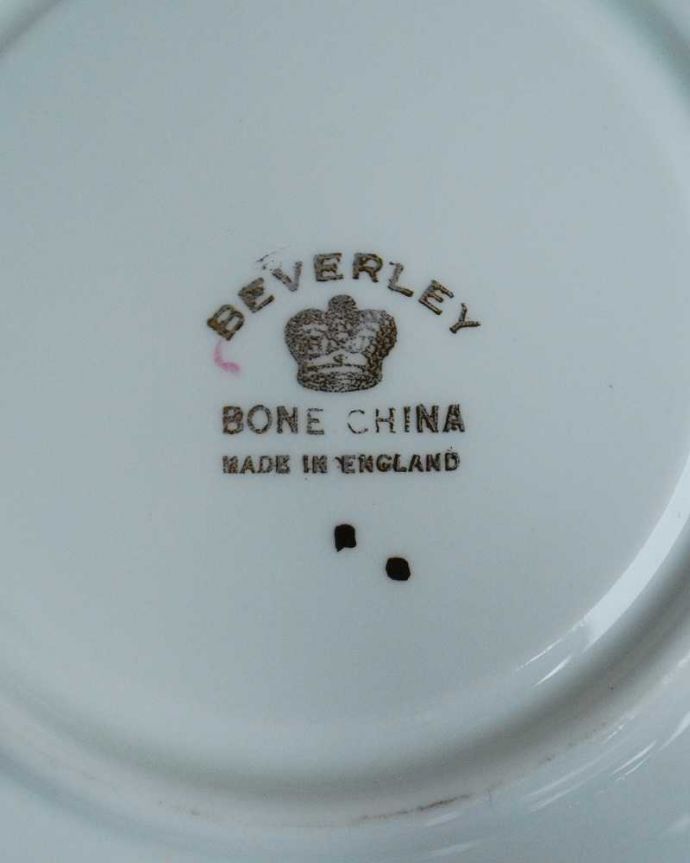 アンティーク 陶磁器の雑貨　アンティーク雑貨　金色の縁が可愛いアンティーク、ビバリーのトリオ（BornChina）。裏側には品質の証ひっくり返して見ると、メーカーのマークを見つけることが出来ます。(k-2294-z)