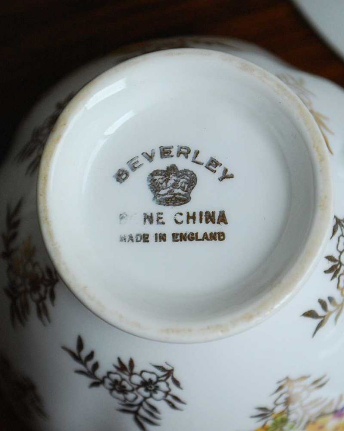 アンティーク 陶磁器の雑貨　アンティーク雑貨　金色の縁が可愛いアンティーク、ビバリーのトリオ（BornChina）。カップにもメーカーのマークがあります。(k-2294-z)