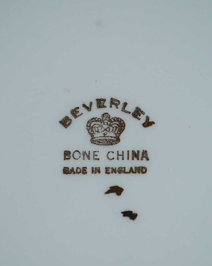 アンティーク 陶磁器の雑貨　アンティーク雑貨　英国輸入のアンティーク　ボーンチャイナのプレート。ロゴがプリントされています。(k-2295-z)