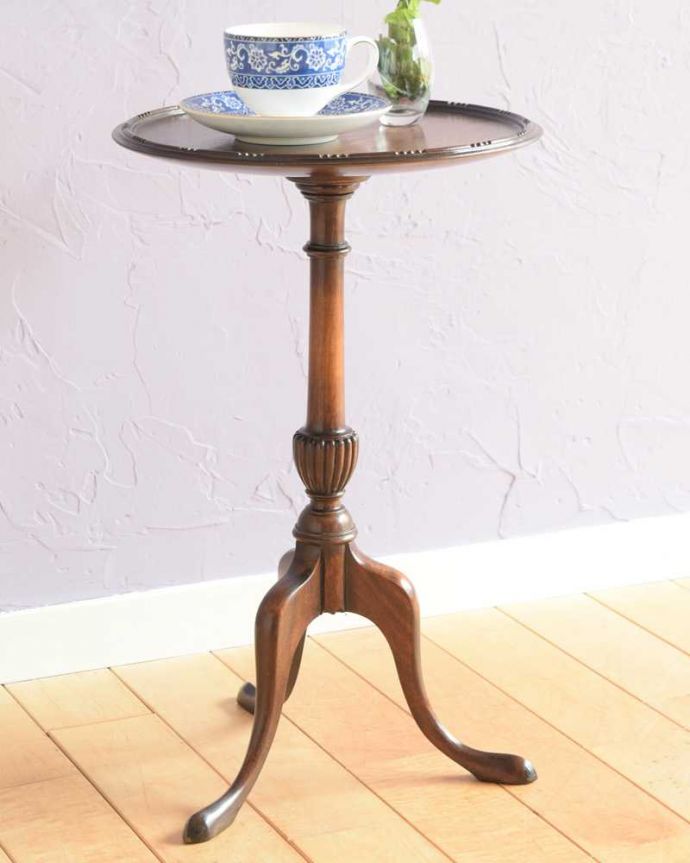 アンティークのテーブル　アンティーク家具　英国アンティーク家具、コンパクトなオケージョナルテーブル（ティーテーブル）。小さくてもアンティークの気品タップリ。(k-2300-f)