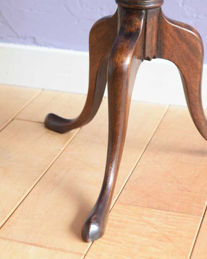 アンティークのテーブル　アンティーク家具　英国アンティーク家具、コンパクトなオケージョナルテーブル（ティーテーブル）。脚先には･･･Handleのアンティークは脚の裏にフェルトキーパーを付けています。(k-2300-f)