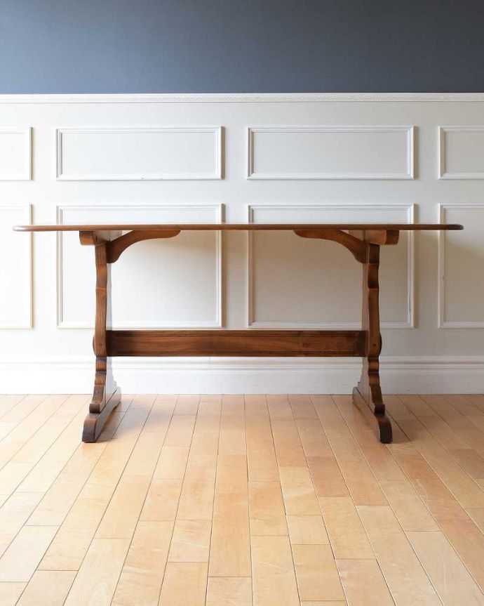 アーコールの家具　アンティーク家具　Ｔ字脚がオシャレなアーコール社のダイニングテーブル、北欧デザインのヴィンテージ家具 。クルッと回転。(k-2302-f)