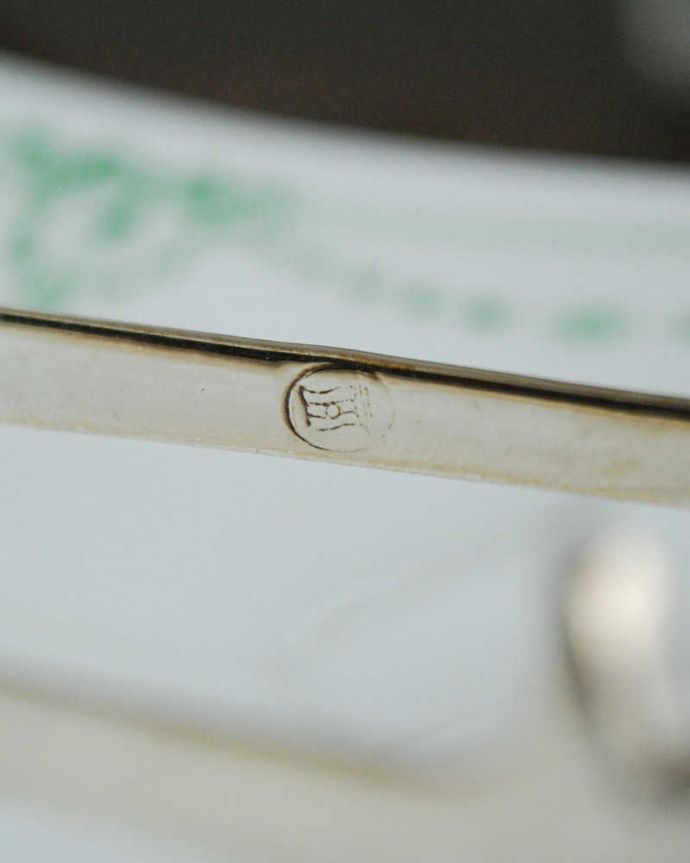アンティーク 真鍮の雑貨　アンティーク雑貨　英国インテリアのアンティークシルバー　シュガートング。刻印が残ってました。(k-2303-z)