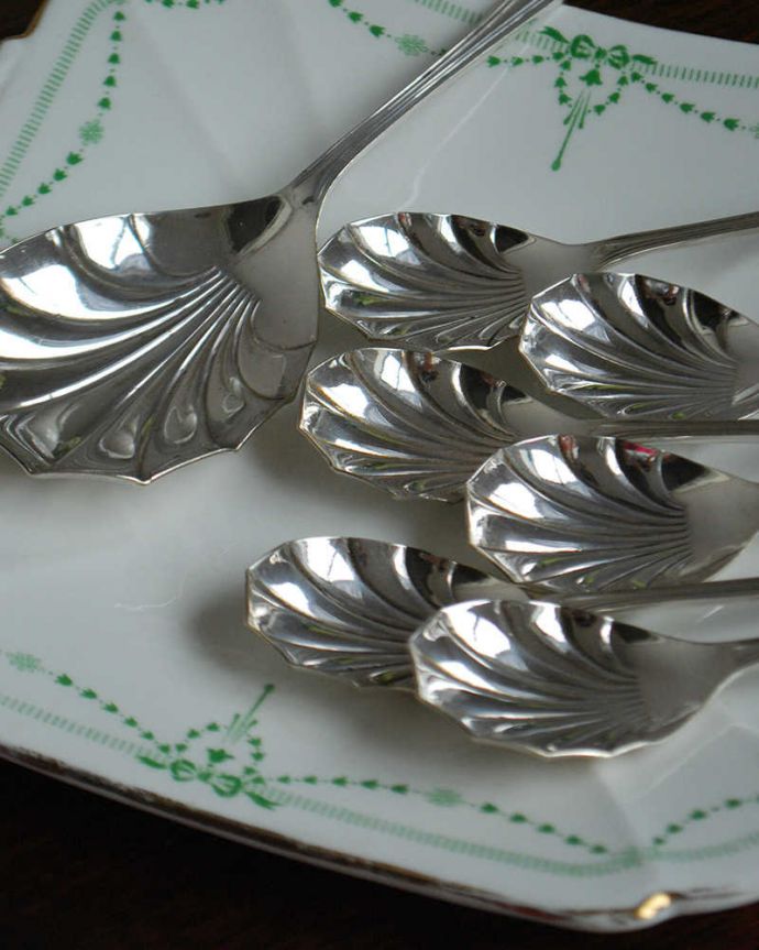 アンティーク 真鍮の雑貨　アンティーク雑貨　英国の銀食器、アンティークシルバーカトラリーのスプーンセット。立体的な装飾が美しいデザインです。(k-2304-z)