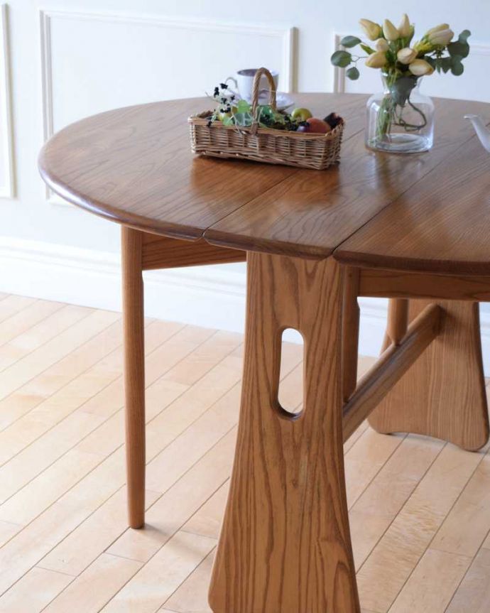 アンティークのテーブル　アンティーク家具　老舗家具メーカーアーコール社のアンティーク、伸張式のダイニングテーブル。クールな表情の中に見えるアーコールらしい優しさアーコールの家具って、角の落とし方が独特。(k-2306-f)