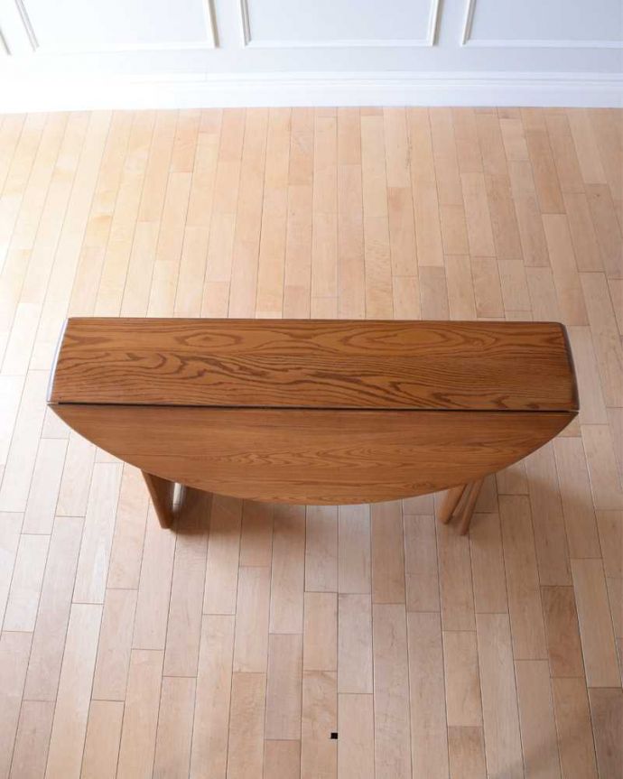 アンティークのテーブル　アンティーク家具　老舗家具メーカーアーコール社のアンティーク、伸張式のダイニングテーブル。畳むとこんなにスリムなサイズリーフを閉じた状態のテーブルを上から見るとこんな感じ。(k-2306-f)