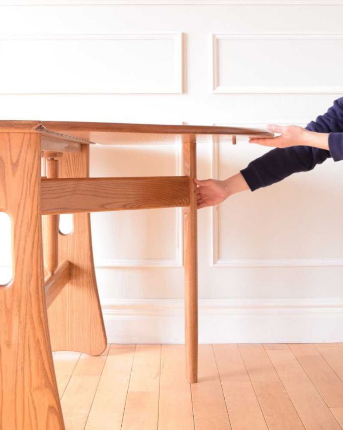 アンティークのテーブル　アンティーク家具　老舗家具メーカーアーコール社のアンティーク、伸張式のダイニングテーブル。あっという間にサイズが変えれます。(k-2306-f)
