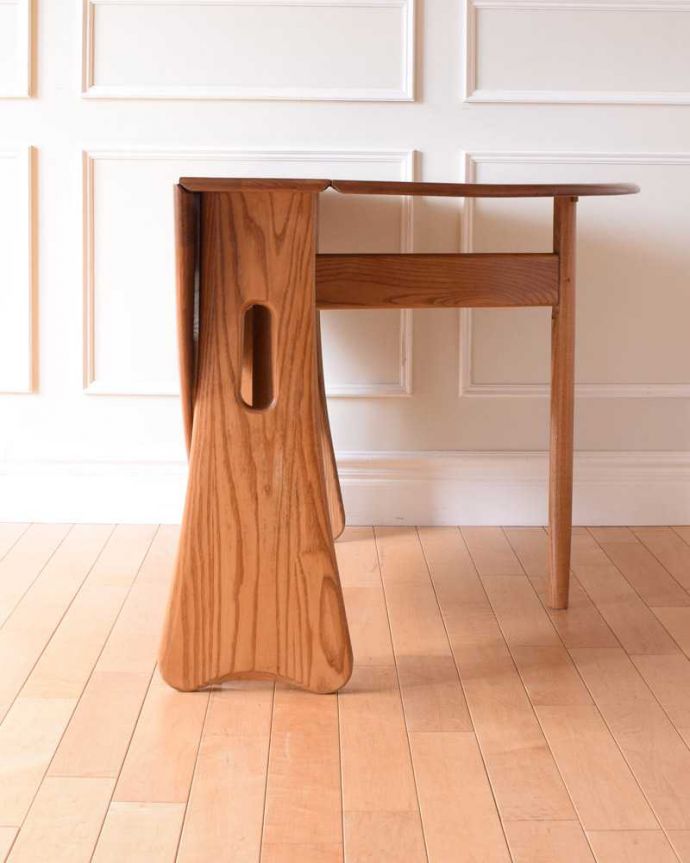 アンティークのテーブル　アンティーク家具　老舗家具メーカーアーコール社のアンティーク、伸張式のダイニングテーブル。片方開くと････片方のリーフを開くとこんな感じ。(k-2306-f)
