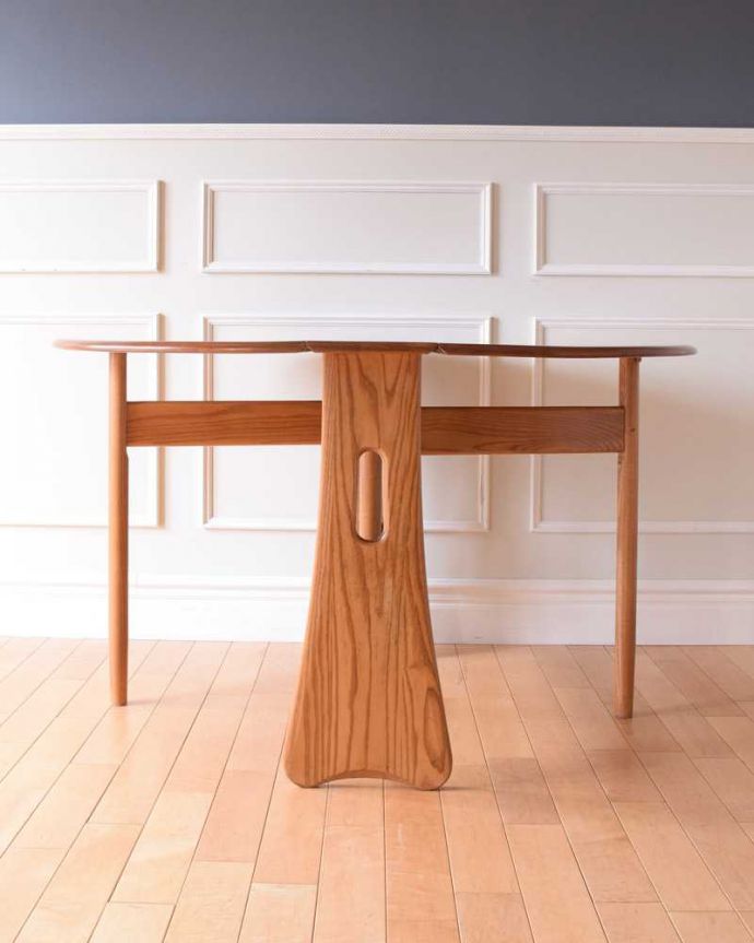 アンティークのテーブル　アンティーク家具　老舗家具メーカーアーコール社のアンティーク、伸張式のダイニングテーブル。両方開けば大きなサイズゲートレッグテーブルはゲートが開くように作られた脚のデザインも印象的。(k-2306-f)