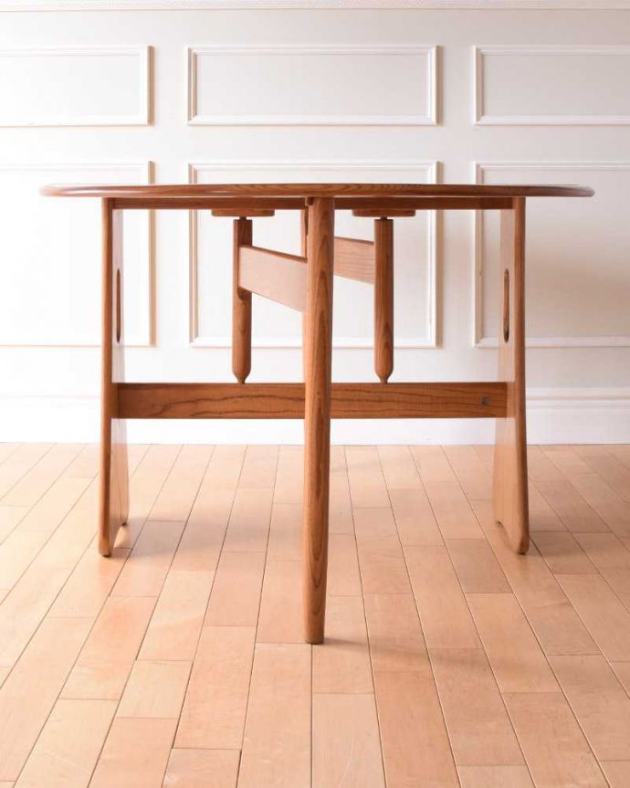 アンティークのテーブル　アンティーク家具　老舗家具メーカーアーコール社のアンティーク、伸張式のダイニングテーブル。クルッと回転。(k-2306-f)