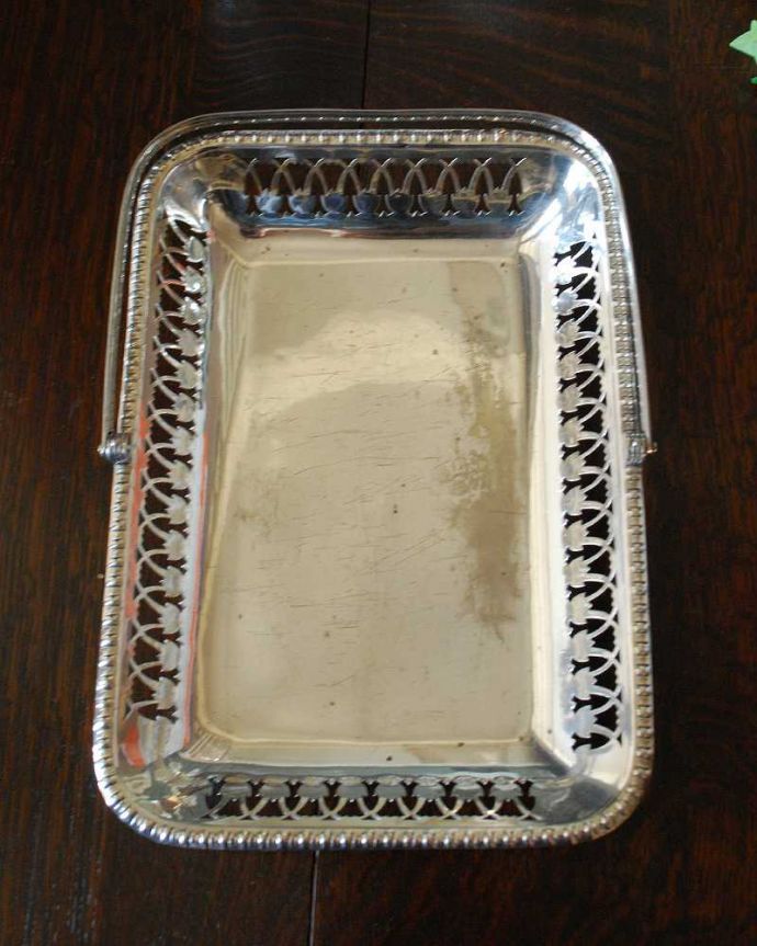 アンティーク 真鍮の雑貨　アンティーク雑貨　英国で出会った銀食器、シンプルな透かし彫りで持ち手付きのバスケット（アンティークシルバー）。アンティークなので多少のキズ・汚れがある場合があります。(k-2308-z)