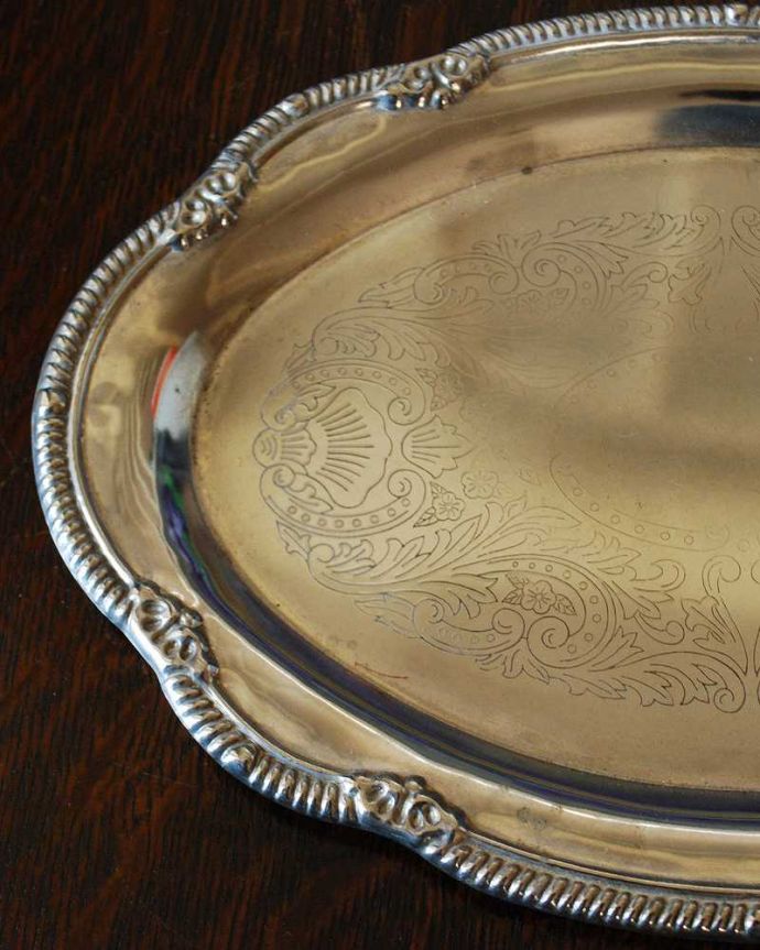 アンティーク 真鍮の雑貨　アンティーク雑貨　イギリス輸入の銀食器、アンティークシルバーのプレート(トレイ) 。高級感もあって上品なアンティークの装飾。(k-2310-z)