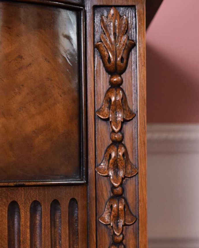 アンティークのテーブル　アンティーク家具　お花の彫りが美しい英国で見つけたアンティークコンソールテーブル（デスク）。うっとりする美しさアンティークだから手に入る美しい彫。(k-2311-f)